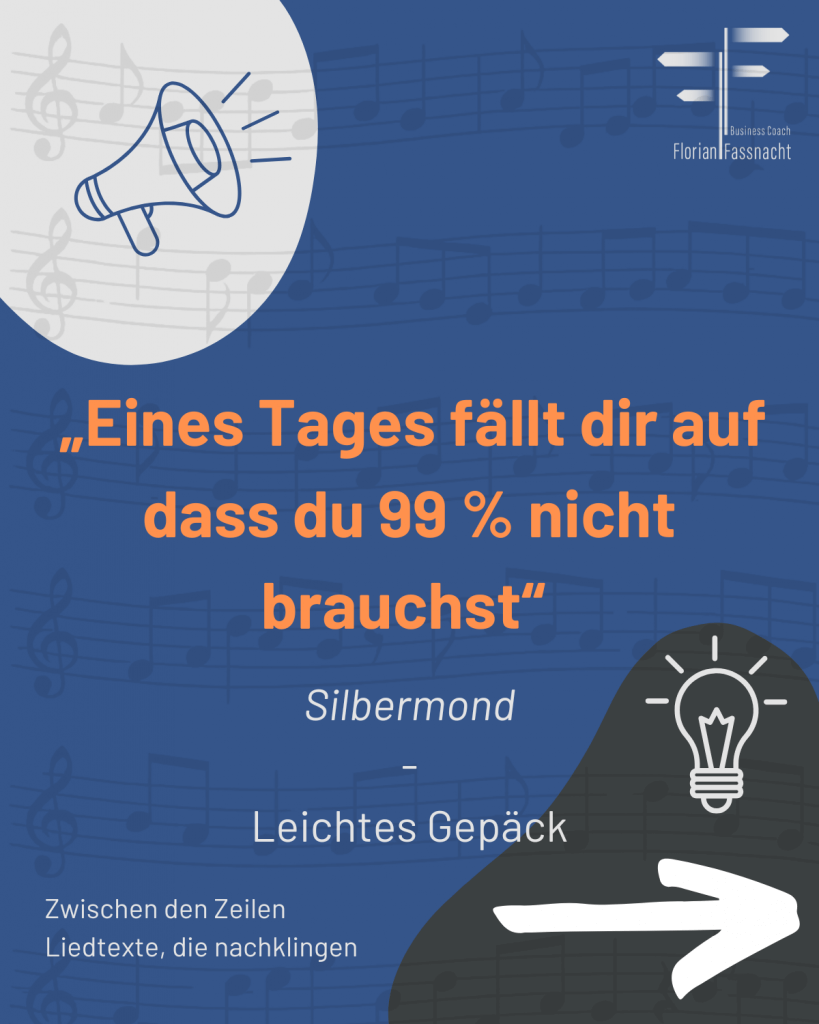 Zitatgrafik mit dem Liedtext „Eines Tages fällt dir auf, dass du 99 % nicht brauchst“ aus dem Song „Leichtes Gepäck“ von Silbermond. Serie „Zwischen den Zeilen – Liedtexte, die nachklingen“ von Business Coach Florian Fassnacht.