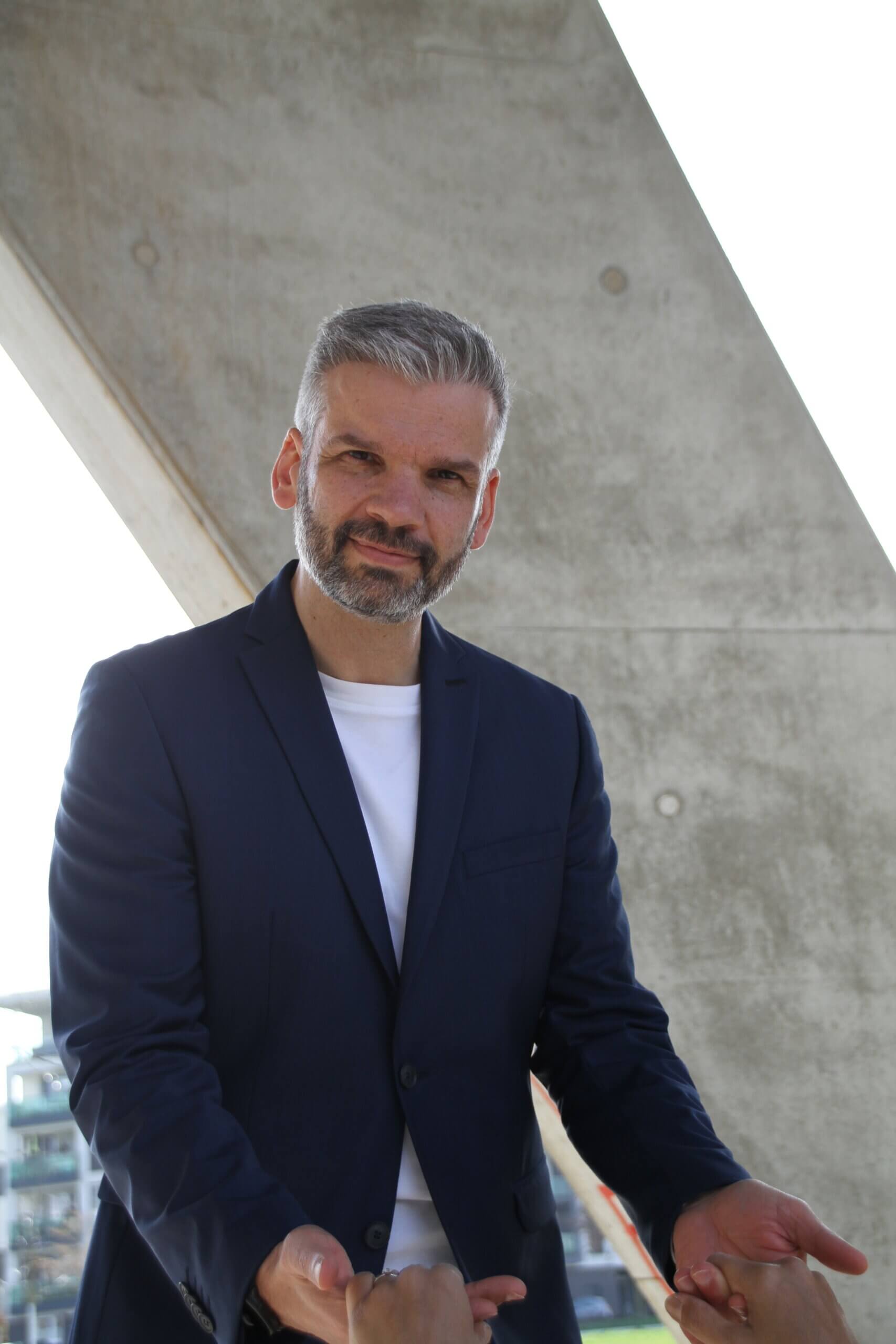 Business Coach Florian begleitet Mitarbeitende und gibt in Veränderungssituationen sicheren Halt.