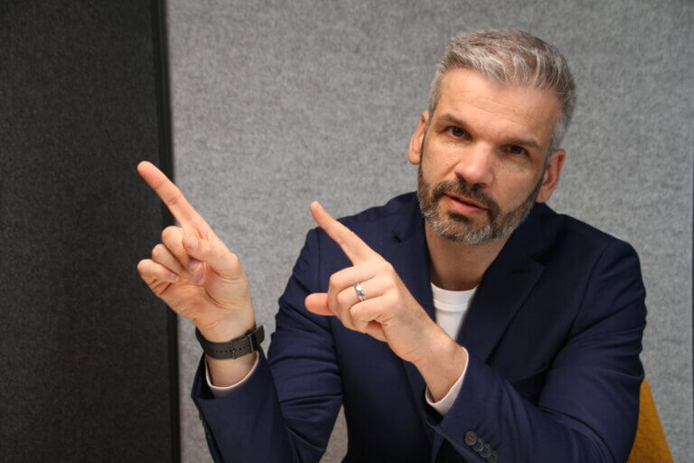 Business Coach Florian zeigt neue Perspektiven auf und Wege aus der Krise.